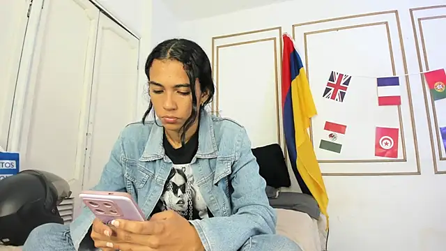 Snapshot of emily_gaviria1 chatting on 06/14/26, 12:28 emily gaviria1 online show from 06/14/26, 12:28