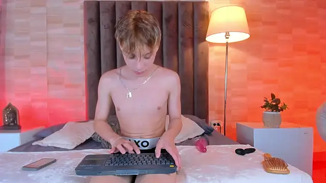 Isaac Grey online show from 04/08/26, 07:37