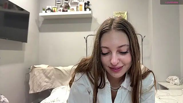 Snapshot of selena_favn chatting on 06/10/26, 02:35 selena favn online show from 06/10/26, 02:35