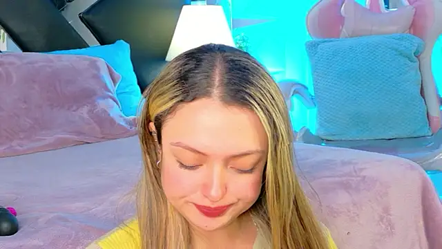 Giigii Hadid  online show from 02/25/26, 08:19