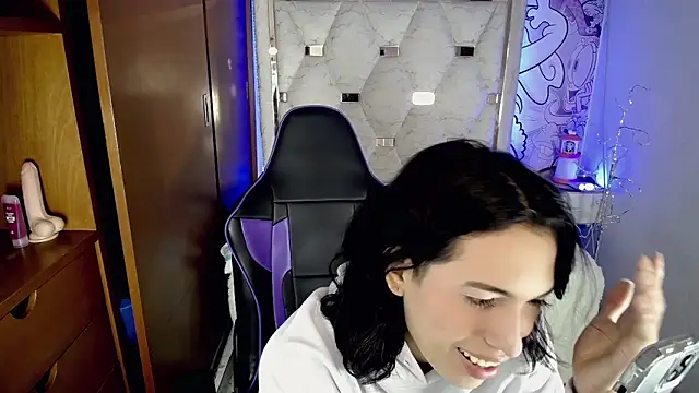 Snapshot of Larry_craft chatting on 04/23/26, 08:32 Larry craft online show from 04/23/26, 08:32