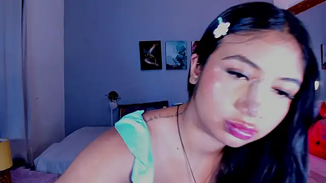 Snapshot of KimTaylorW chatting on 06/19/26, 03:23 KimTaylorW online show from 06/19/26, 03:23