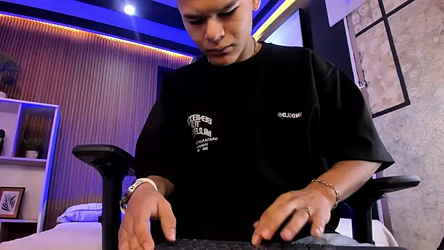 DylanRoyce  online show from 04/07/26, 12:18