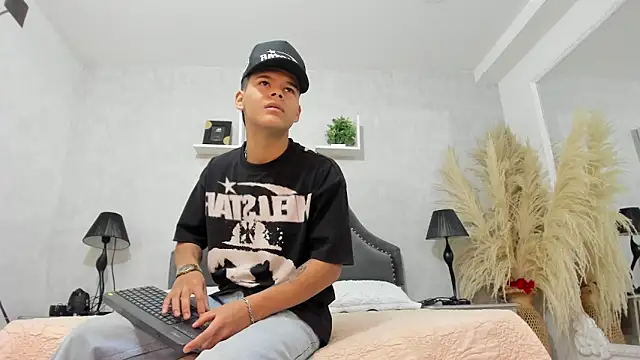 DylanRoyce  online show from 06/01/26, 12:49