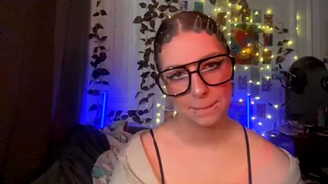 Snapshot of moonvampiq chatting on 03/01/26, 03:23 moonvampiq online show from 03/01/26, 03:23