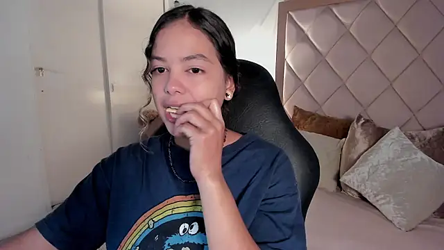 dulce lyraa1 online show from 04/15/26, 03:56