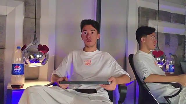 Snapshot of Austin_Reedss chatting on 04/13/26, 12:42 Austin Reedss online show from 04/13/26, 12:42