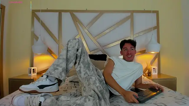 Snapshot of Austin_Reedss chatting on 04/15/26, 08:31 Austin Reedss online show from 04/15/26, 08:31