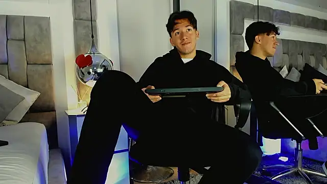 Snapshot of Austin_Reedss chatting on 03/07/26, 12:43 Austin Reedss online show from 03/07/26, 12:43