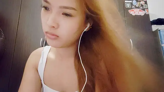 Snapshot of EllieCoconut001 chatting on 06/15/26, 10:37 EllieCoconut001 online show from 06/15/26, 10:37