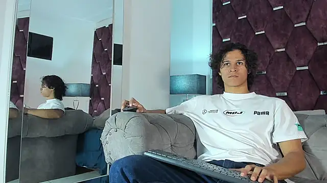 Snapshot of TonyBenedetti chatting on 04/07/26, 08:21 TonyBenedetti online show from 04/07/26, 08:21