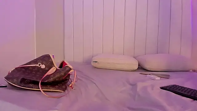 sophia walkett  online show from 03/25/26, 01:54