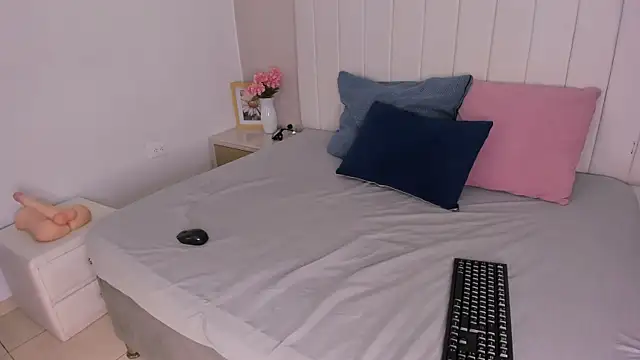 Snapshot of sophia_walkett_ chatting on 06/27/26, 02:45 sophia walkett online show from 06/27/26, 02:45