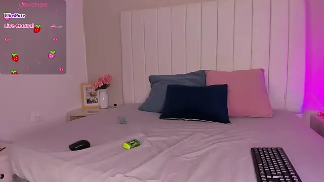 Snapshot of sophia_walkett_ chatting on 06/24/26, 02:48 sophia walkett online show from 06/24/26, 02:48