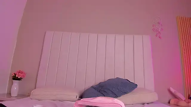 Snapshot of sophia_walkett_ chatting on 04/18/26, 02:08 sophia walkett online show from 04/18/26, 02:08