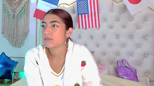 Snapshot of Sara_funy chatting on 06/17/26, 11:31 Sara funy online show from 06/17/26, 11:31