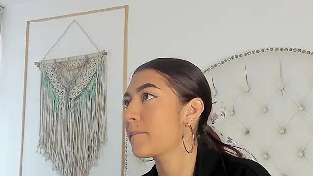 Snapshot of Sara_funy chatting on 02/26/26, 01:00 Sara funy online show from 02/26/26, 01:00