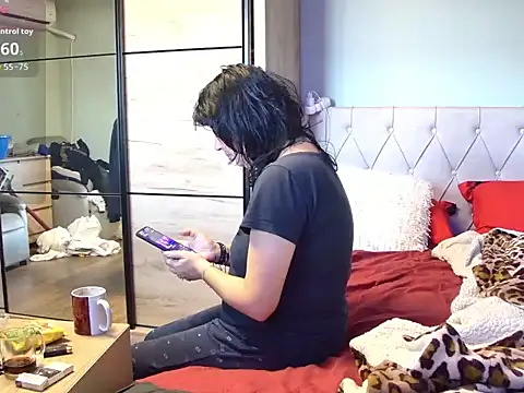 Snapshot of tess1980 chatting on 02/25/26, 06:02 tess1980 online show from 02/25/26, 06:02