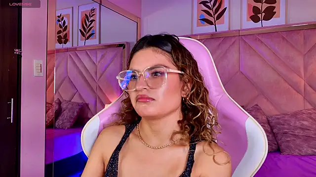 emilyjonesss  online show from 04/11/26, 08:45