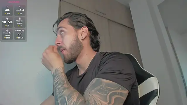 Snapshot of Axel__Blaze chatting on 06/15/26, 01:22 Axel Blaze online show from 06/15/26, 01:22