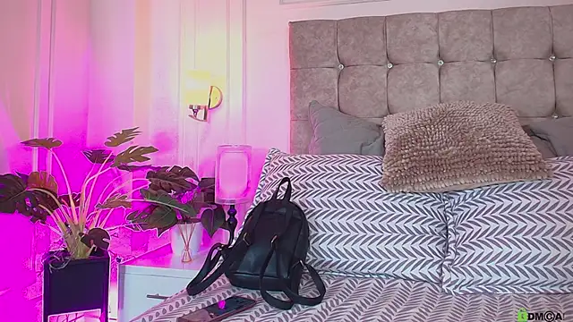 gabyevans4 online show from 04/23/26, 12:00