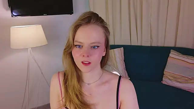 Snapshot of Sophie_Peach_ chatting on 03/03/26, 02:13 Sophie Peach online show from 03/03/26, 02:13