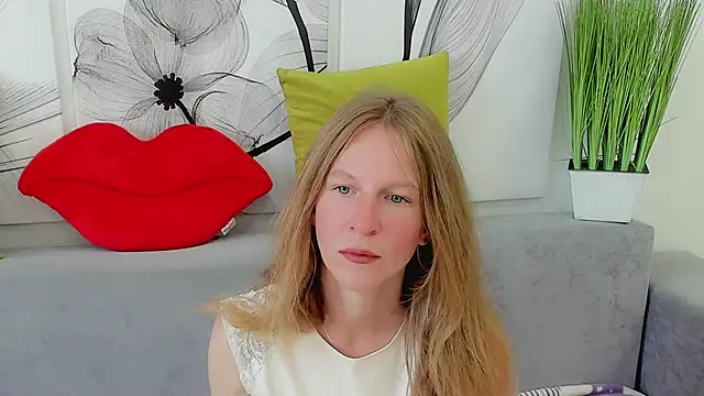Snapshot of Mira_XOo chatting on 06/19/26, 02:01 Mira XOo online show from 06/19/26, 02:01