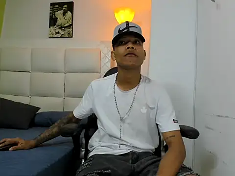 Snapshot of emanuel_23cm chatting on 02/28/26, 02:22 emanuel 23cm online show from 02/28/26, 02:22