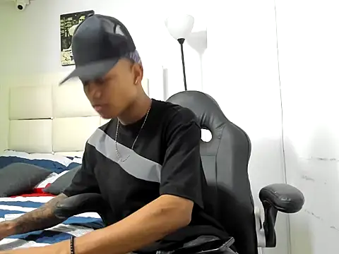 Snapshot of emanuel_23cm chatting on 03/03/26, 02:40 emanuel 23cm online show from 03/03/26, 02:40