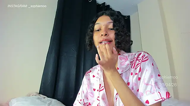 Snapshot of Sophiemoo_ chatting on 04/20/26, 01:13 Sophiemoo online show from 04/20/26, 01:13