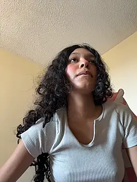 Snapshot of Sophiemoo_ chatting on 07/18/26, 04:26 Sophiemoo online show from 07/18/26, 04:26