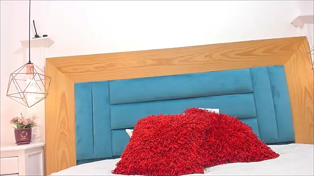 Nikol Lopez  online show from 05/06/26, 03:32