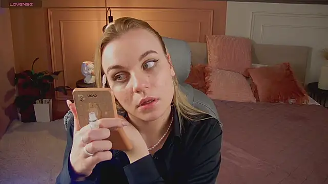 Glow Margo online show from 04/11/26, 01:02