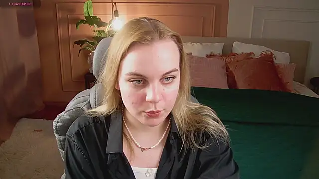 Glow Margo online show from 04/18/26, 01:08