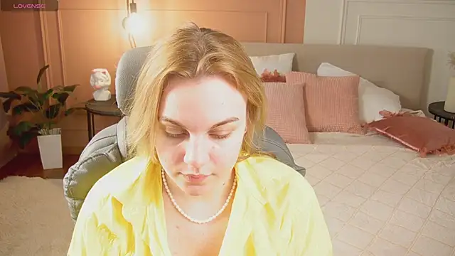 Glow Margo online show from 04/25/26, 01:08