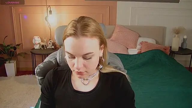 Glow Margo online show from 03/25/26, 01:06