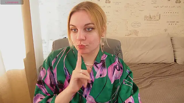 Snapshot of Glow_Margo chatting on 06/20/26, 01:21 Glow Margo online show from 06/20/26, 01:21