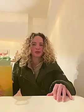 Snapshot of curlyirishgirl chatting on 03/01/26, 04:01 curlyirishgirl online show from 03/01/26, 04:01