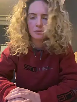 Snapshot of curlyirishgirl chatting on 03/02/26, 12:00 curlyirishgirl online show from 03/02/26, 12:00