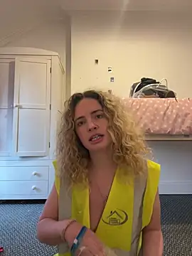 Snapshot of curlyirishgirl chatting on 02/25/26, 10:04 curlyirishgirl online show from 02/25/26, 10:04