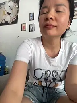 Ivy Trix2 online show from 05/17/26, 08:03