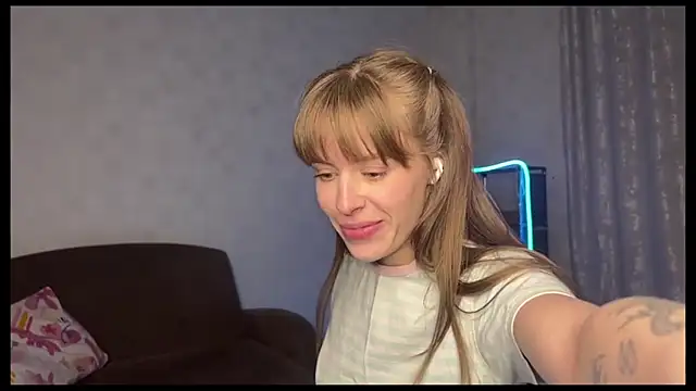 Snapshot of RosaMoore chatting on 03/30/26, 02:40 RosaMoore online show from 03/30/26, 02:40