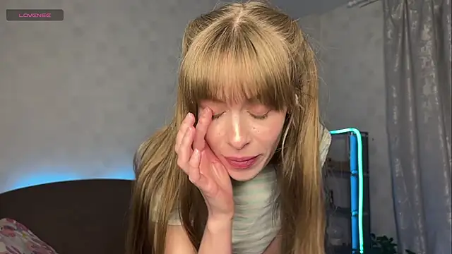 Snapshot of RosaMoore chatting on 04/04/26, 02:34 RosaMoore online show from 04/04/26, 02:34