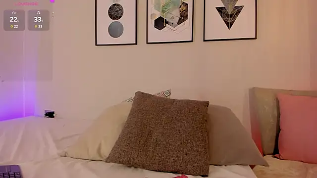 ariavelvet  online show from 04/19/26, 03:18