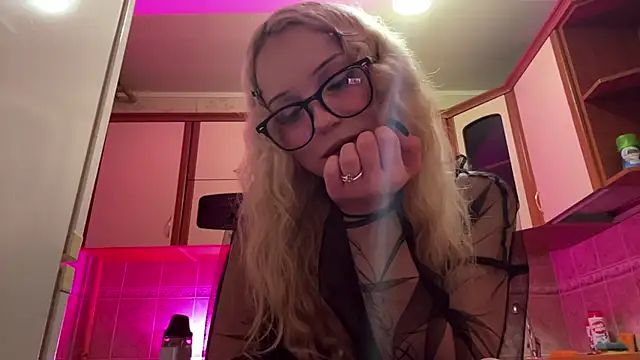 Snapshot of Mollywannatouch chatting on 02/26/26, 06:52 Mollywannatouch online show from 02/26/26, 06:52