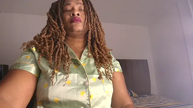 Snapshot of luxy_benet chatting on 07/10/26, 12:27 luxy benet online show from 07/10/26, 12:27