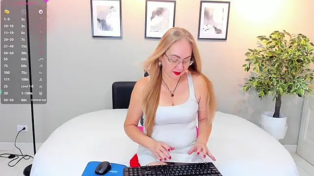 Snapshot of Victoria_Firee chatting on 04/19/26, 12:28 Victoria Firee online show from 04/19/26, 12:28