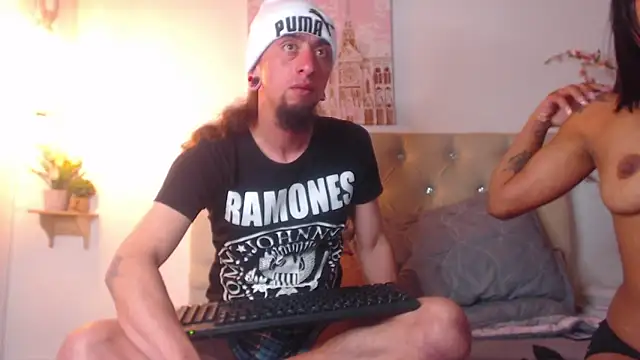 Snapshot of Rommen_N_Zoe chatting on 04/06/26, 12:06 Rommen N Zoe online show from 04/06/26, 12:06