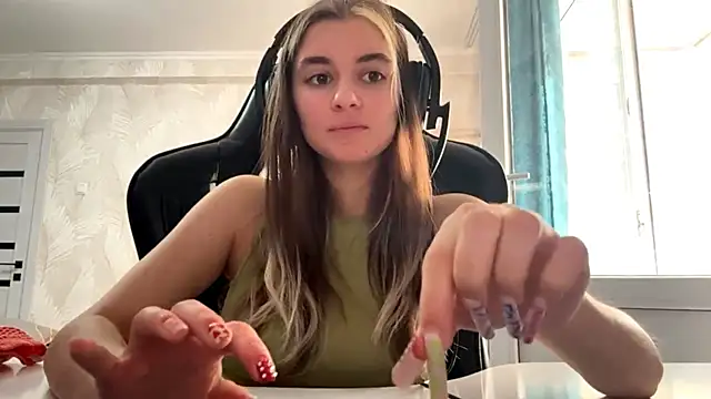 Snapshot of PluralPalaver chatting on 02/28/26, 06:13 PluralPalaver online show from 02/28/26, 06:13