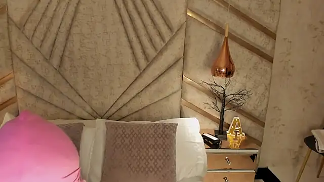 EmeelyMuller online show from 04/11/26, 06:10